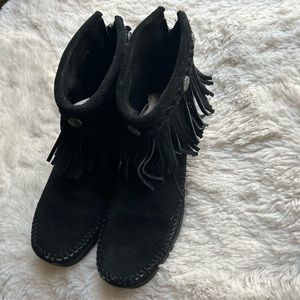 Minnetonka boots size 35